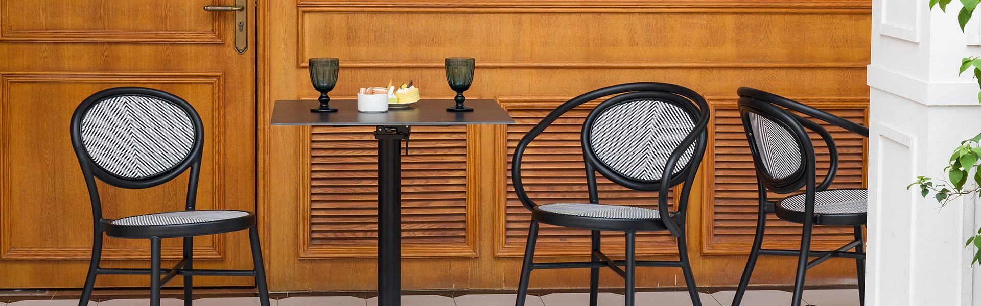 restaurant outdoor indoor seating