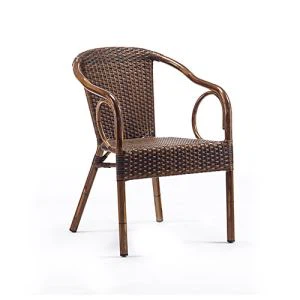 لاله باغچه در فضای باز صندلی چوبی کافه بافته شده رزین